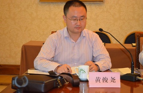 图九 杭州市委党校黄俊尧副教授主持第三单元专题讨论